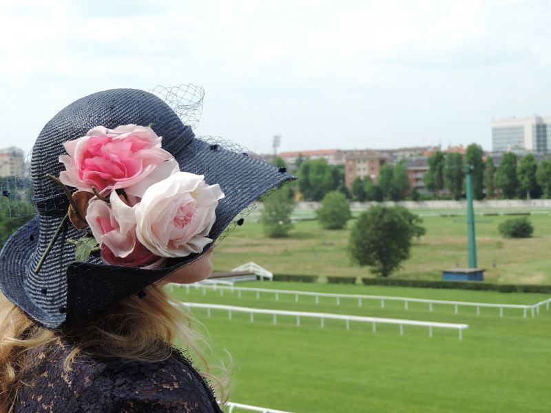 HIPPODROME OF SAN SIRO: TROFEO OAKS – GALLOPING RACE WORLDLINESS ELEGANCE AND… HISTORIC CARS